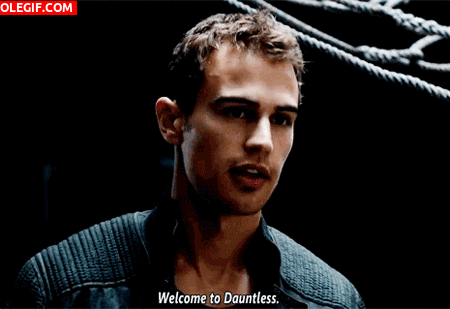 GIF: Theo James: "Bienvenido a Dauntless"