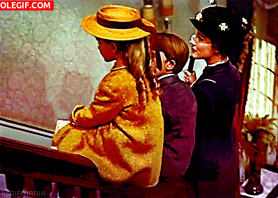 GIF: Mary Poppins deslizándose por la barandilla