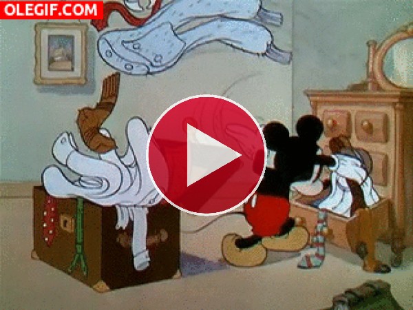 GIF: A Mickey Mouse se le da muy bien hacer la maleta para irse de vacaciones