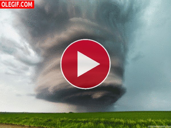 GIF: Un gran tornado en movimiento