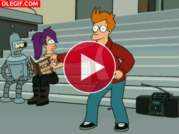 Leela y Bender atónitos con el baile ochentero de Fry (Futurama)