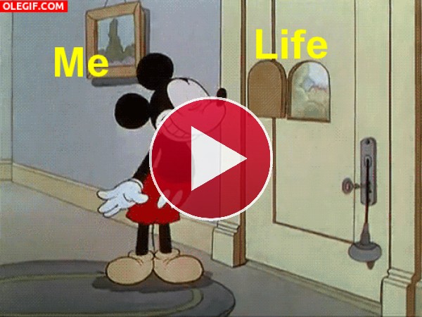 GIF: Puñetazo a Mickey Mouse