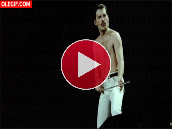 GIF: Freddie Mercury sobre el escenario