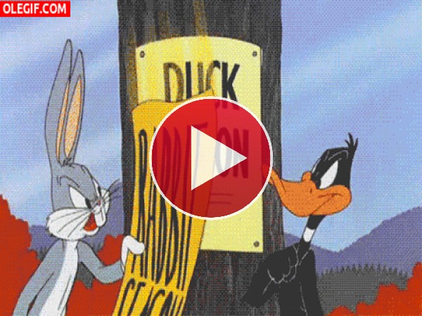 GIF: El Pato Lucas peleando con Bugs Bunny