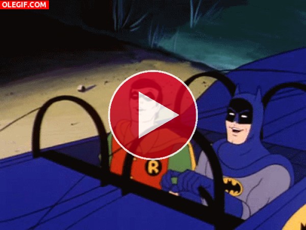 Batman y Robin bailando en el auto