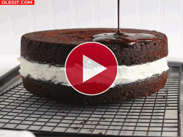 GIF: Chocolate líquido cayendo sobre una tarta