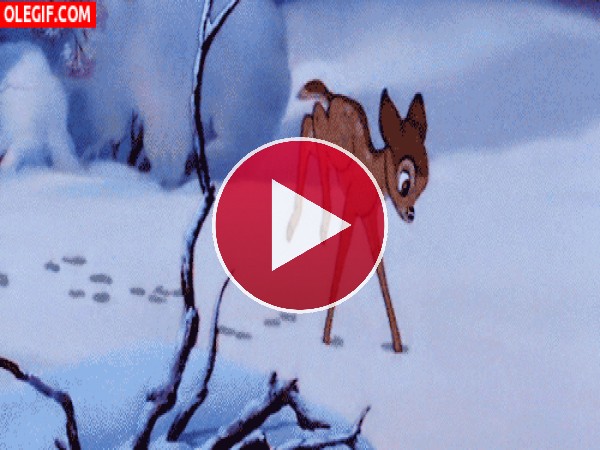 Bambi jugando en la nieve