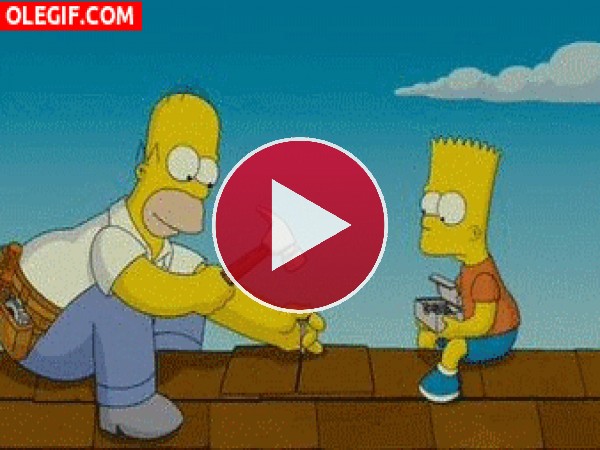 GIF: Homer tiene mucho peligro con el martillo