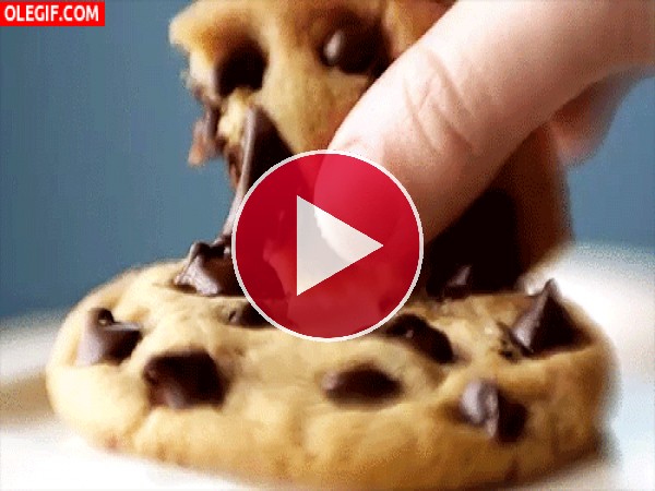 GIF: Chocolate desprendiéndose de un trozo de cookie