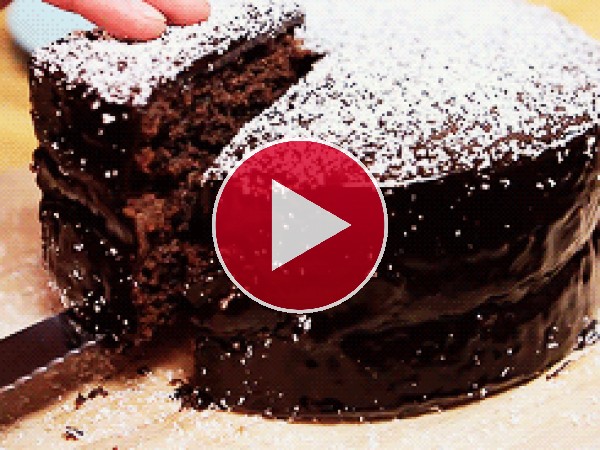 GIF: Cortando una deliciosa tarta de chocolate