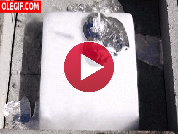 GIF: Aluminio fundido sobre un bloque de hielo seco