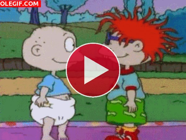 GIF: Tommy y Chuckie dándose un abrazo