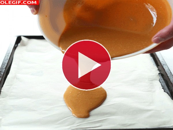Derramando la mantequilla de cacahuete